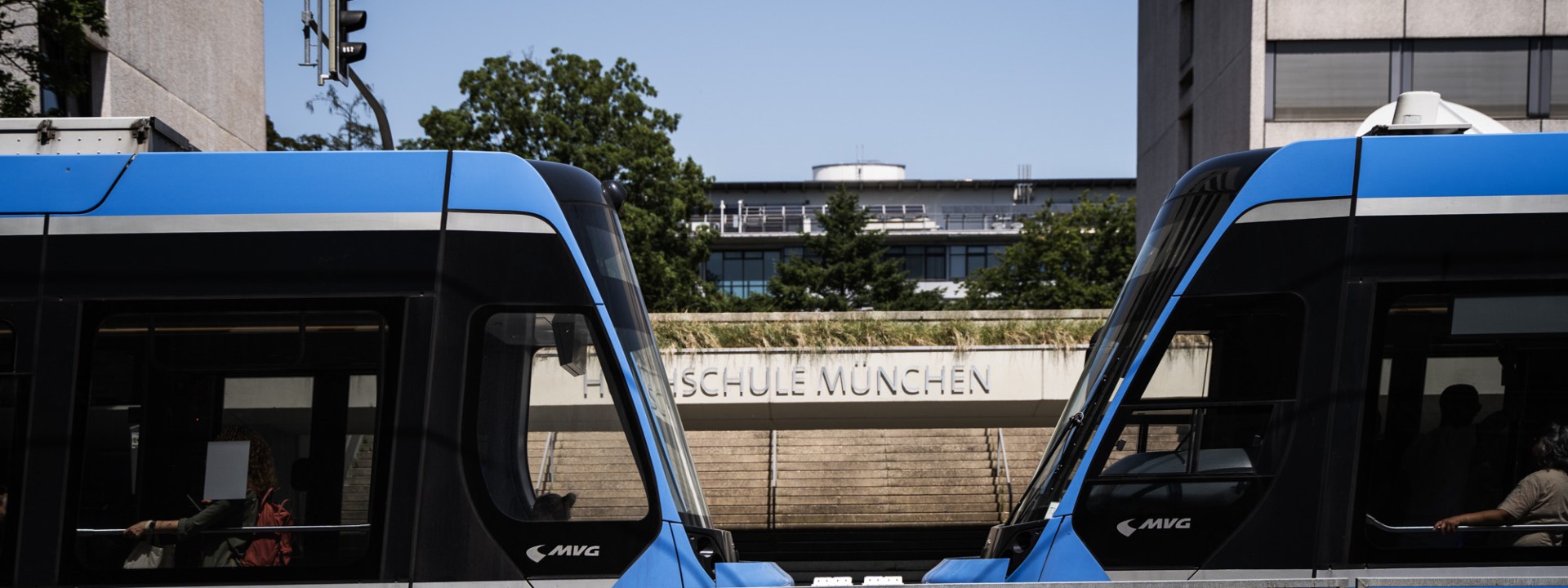 Trambahn vor der Hochschule München 