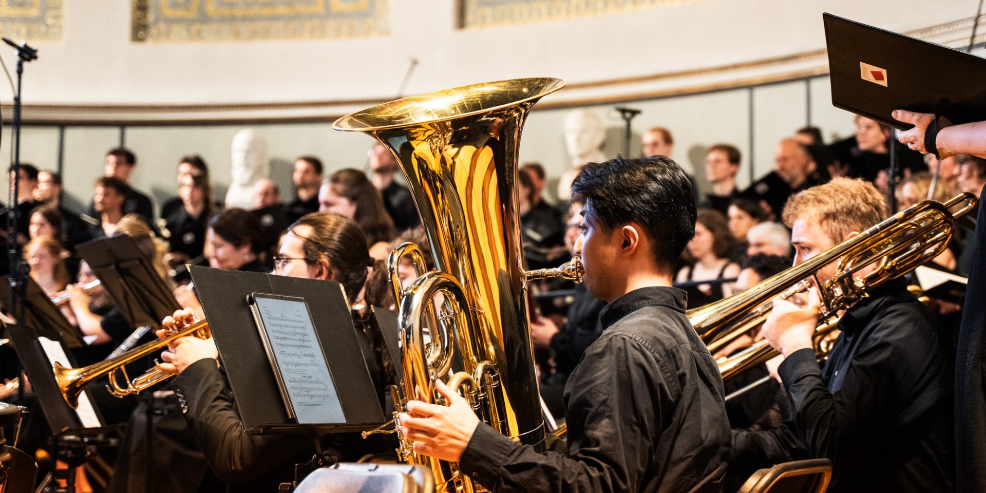 Ein Student spielt die Tuba auf der Bühne beim Sommerkonzert der Hochschule München
