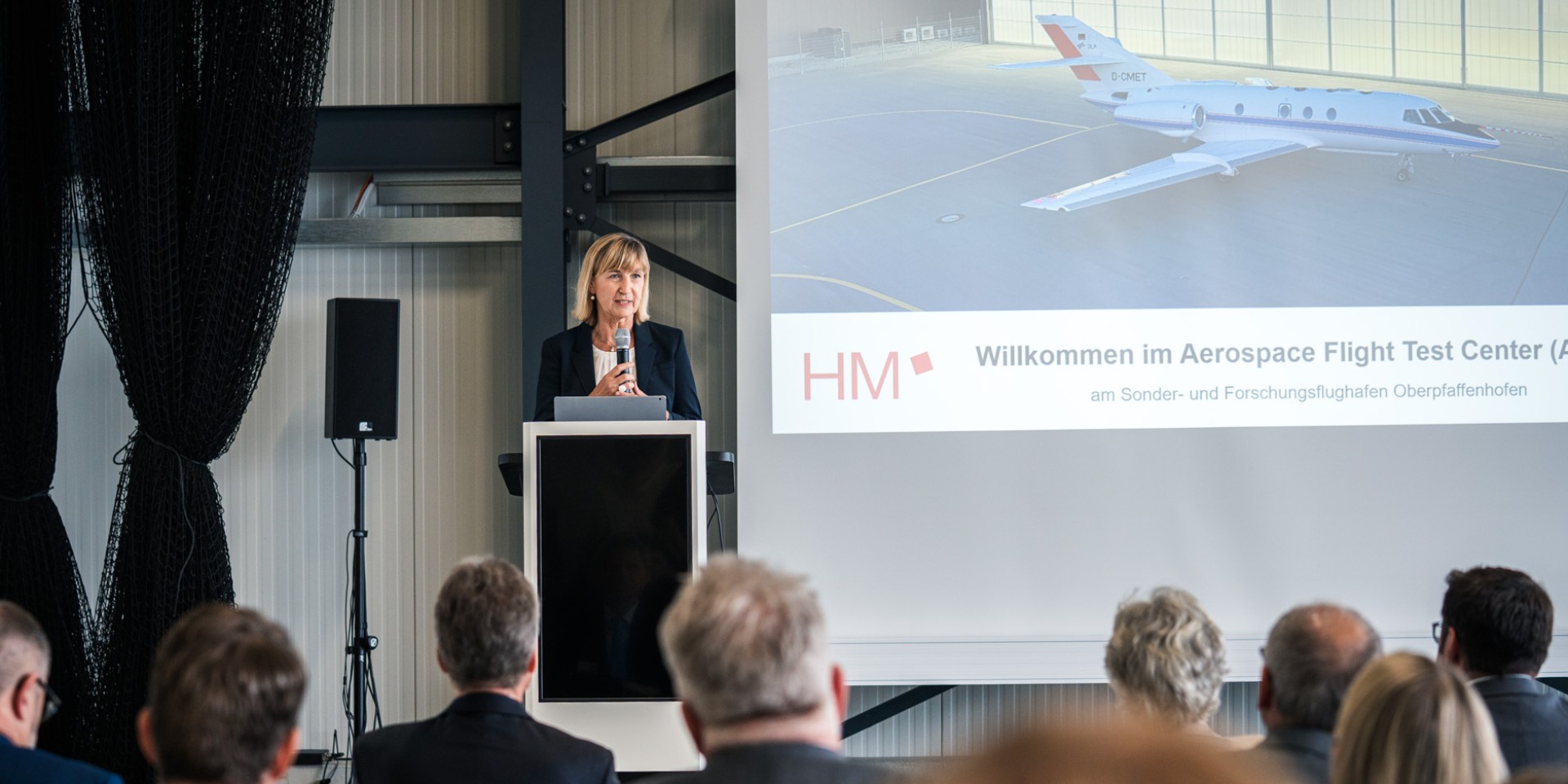 HM-Vize-Präsidentin Sonja Munz HM im Areo Flight Test Center 