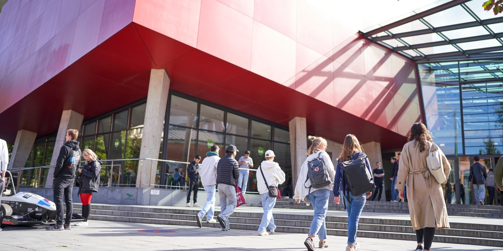 Studierende der Hochschule München vor dem 