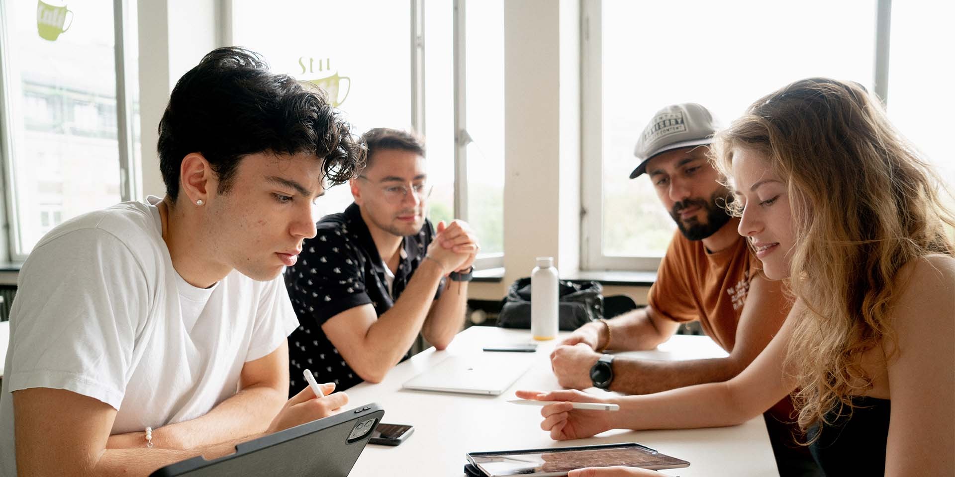 Internationale Studierende studieren an der HM