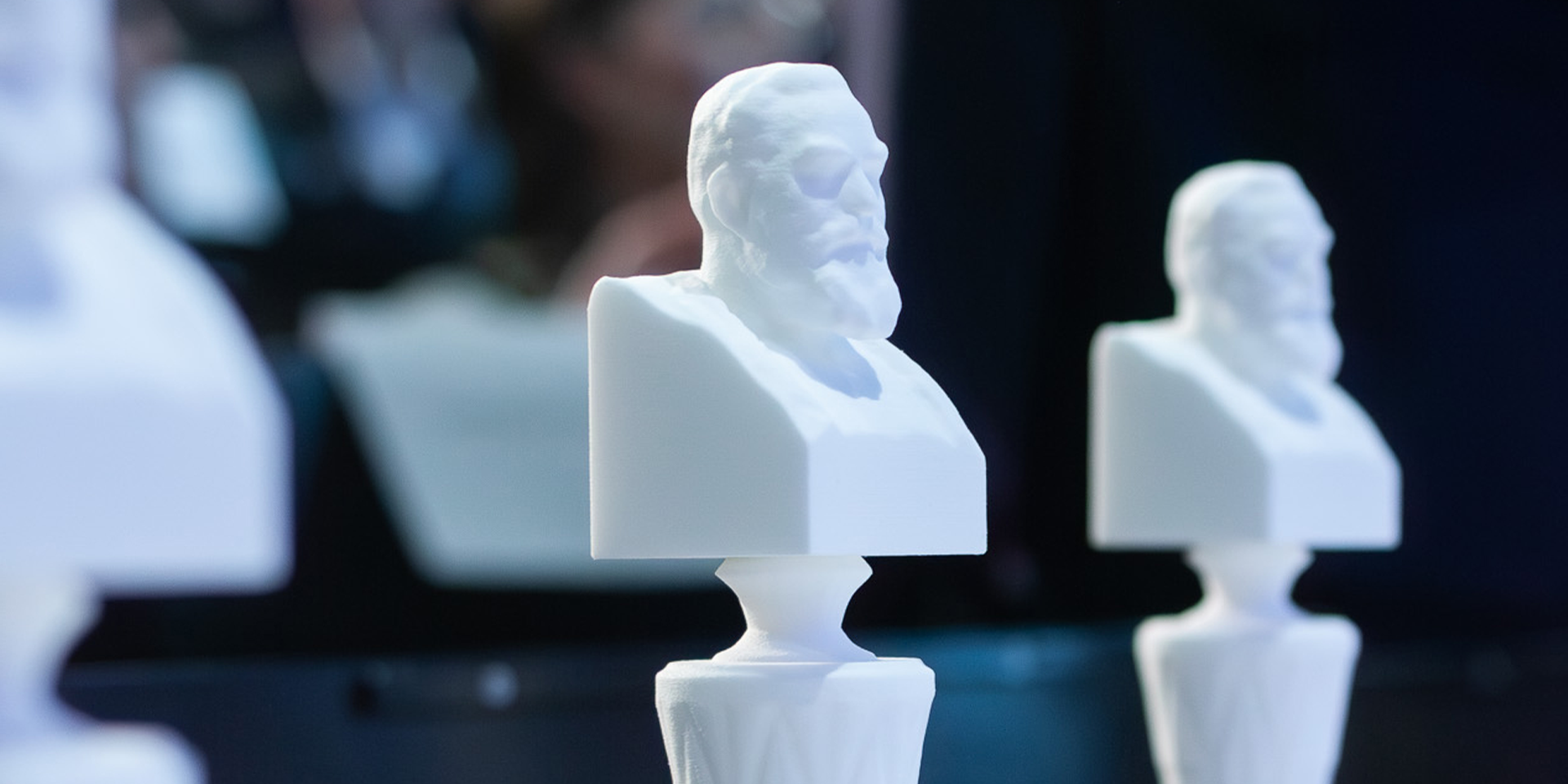 Drei Oskar-Prämien stehen auf einem Tisch 