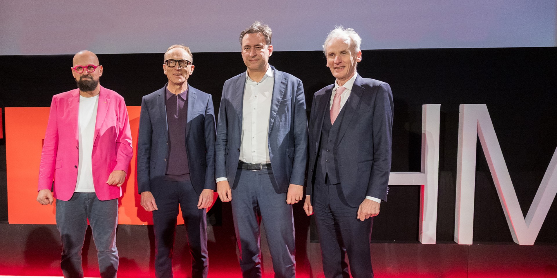 Personen stehen auf der Bühne beim TEDxHM an der Hochschule München