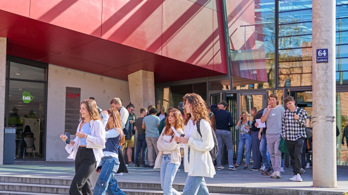 Studierende vor der Hochschule München