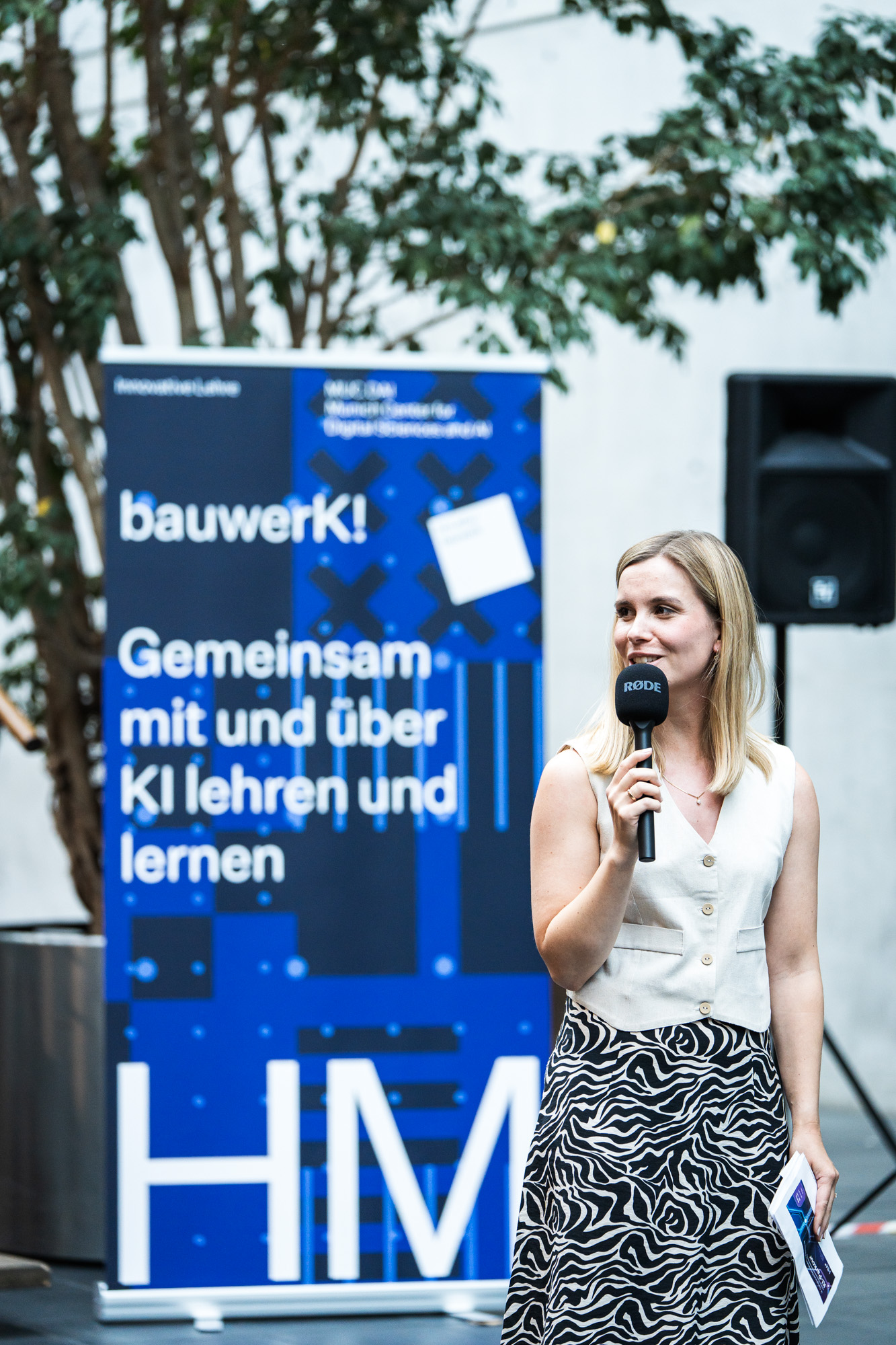 Operative Projektleitung hält Begrüßung