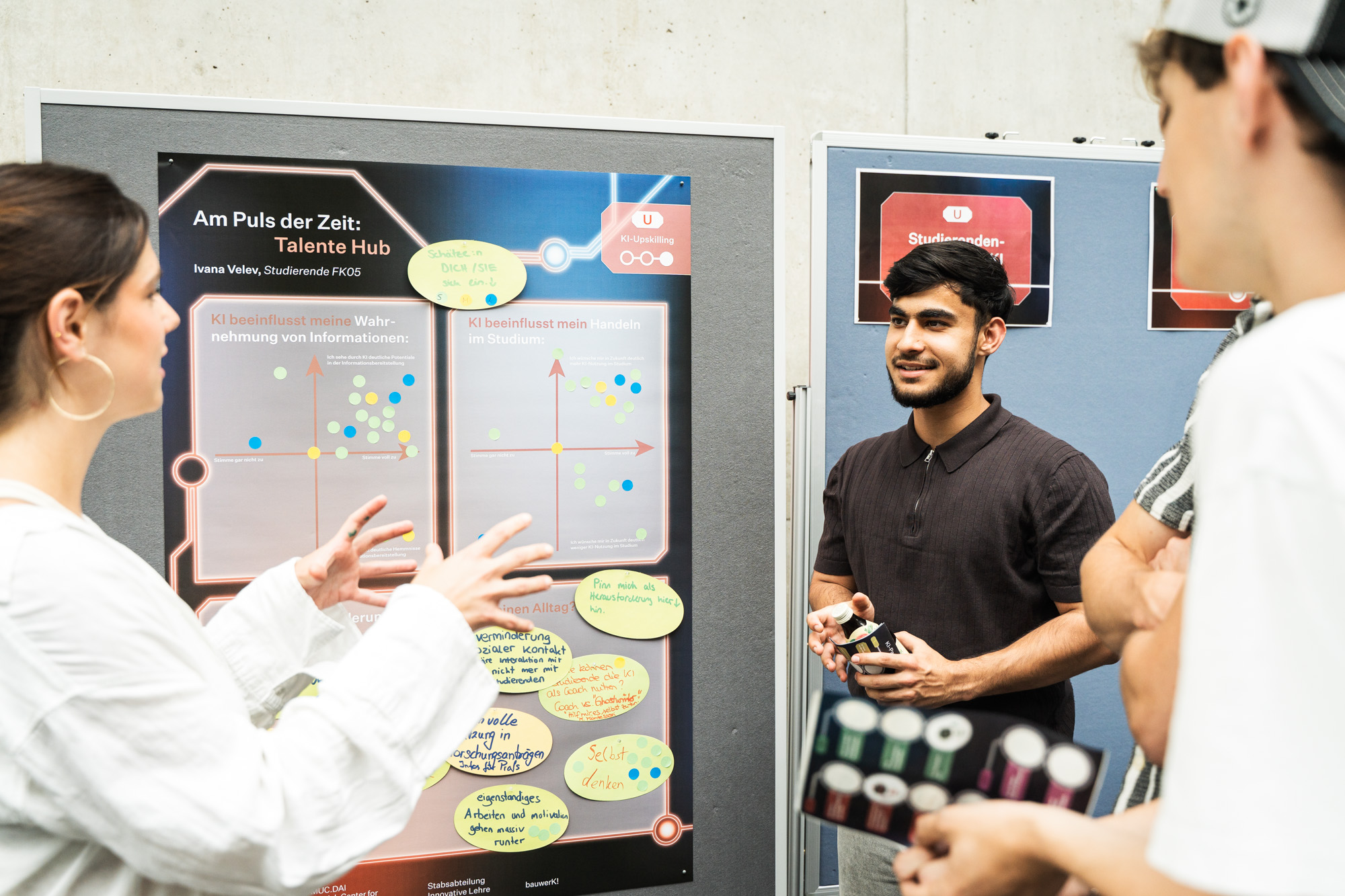 Studentin stellt Studi-Initiative vor