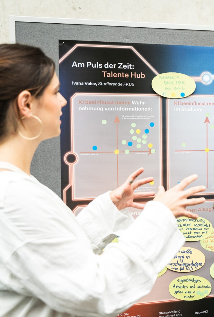 Studentin stellt Studi-Initiative vor