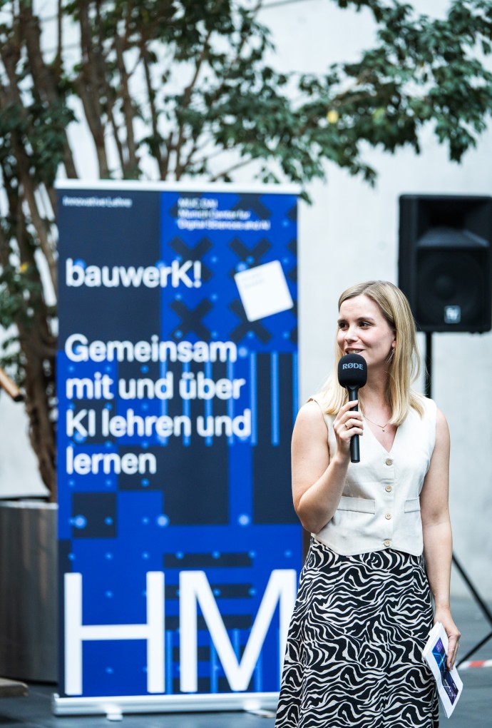 Operative Projektleitung hält Begrüßung