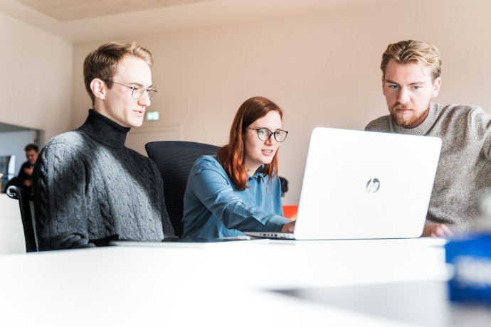 SHK in der Online Lehre (Foto: Johanna Weber) Studierende arbeiten zusammen an Laptop