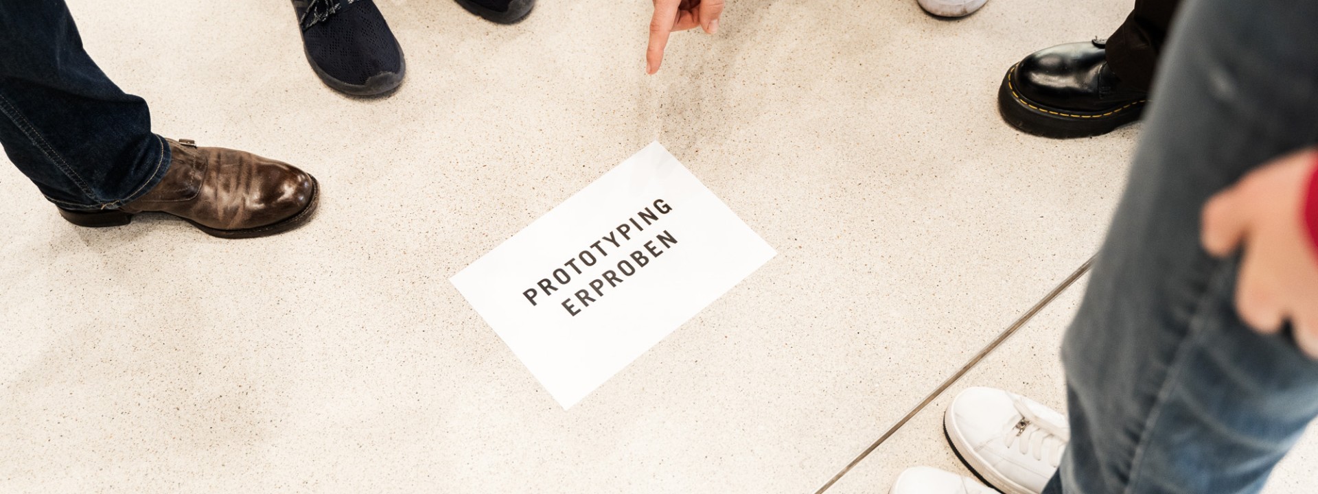 Zettel mit Aufschrift Prototyping erproben
