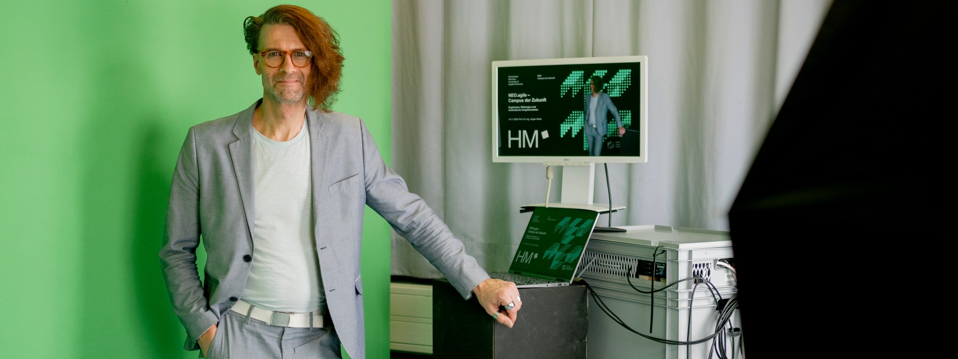 Lehrender vor Greenscreen