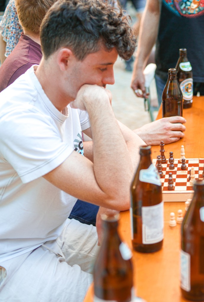 Studierende spielen Schach