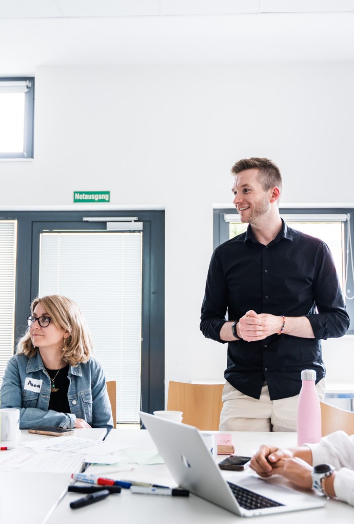 Moderator mit Gruppe