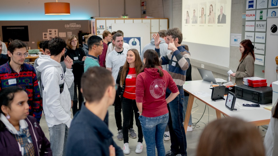 Planungszelle Studierende (Foto: Alexander Ratzing) Studierende verteilen sich im Raum