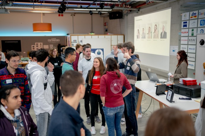 Planungszelle Studierende (Foto: Alexander Ratzing) Studierende verteilen sich im Raum