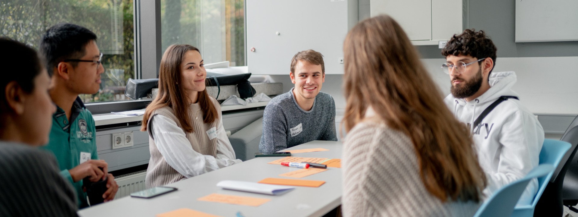 Studierende arbeiten in Gruppenarbeit