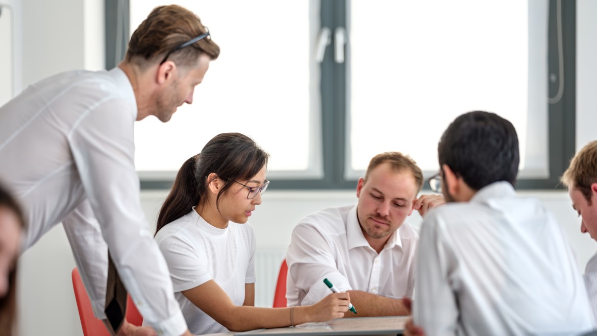 NEO.Agile (Foto: Herr Müller) Studierende und Lehrender in Gruppenarbeit