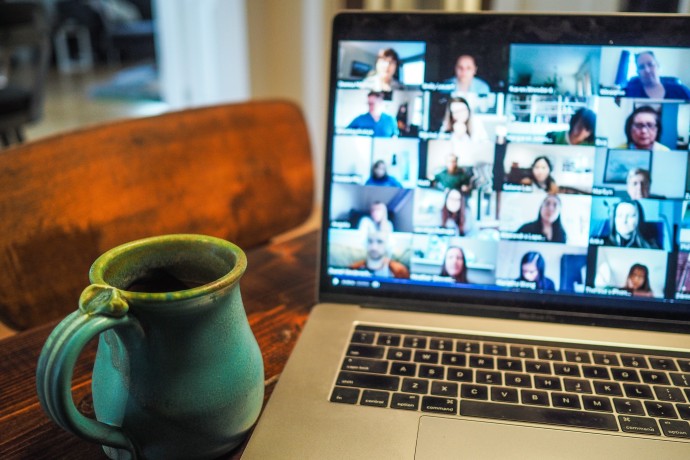 Laptop mit Online Meeting