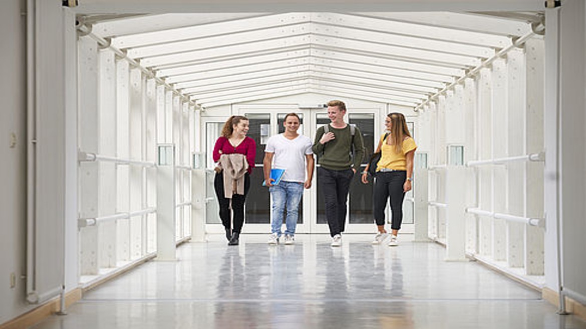 Studierende im Flur