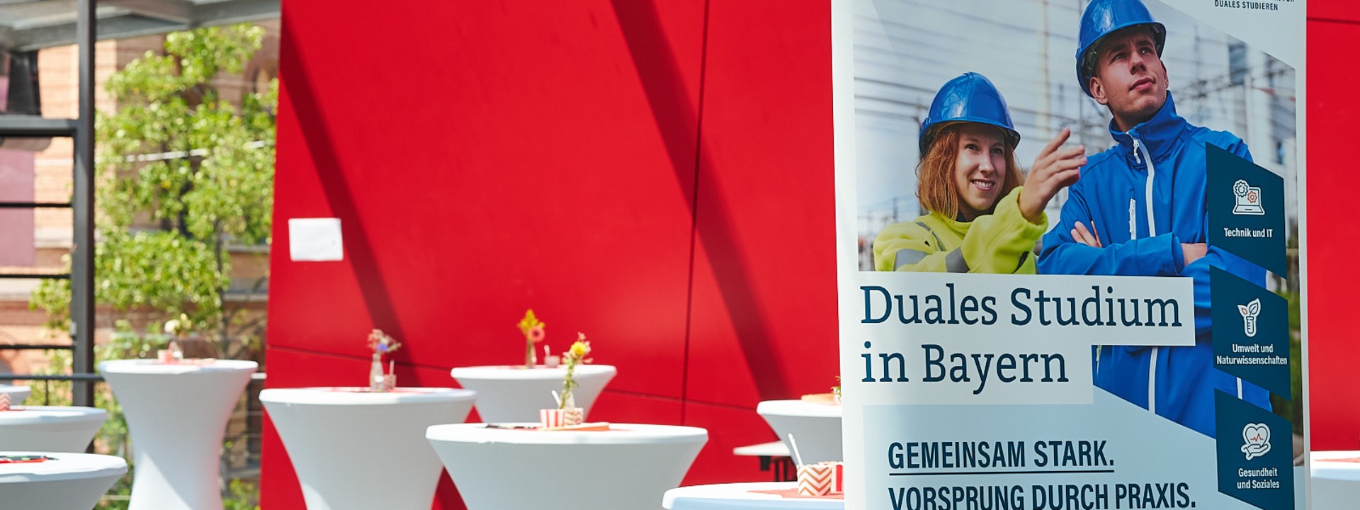 Dual Roll-Up vor Stehtischen