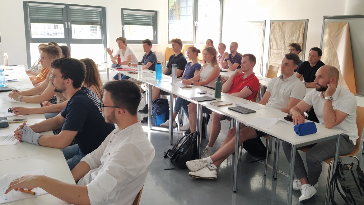 Drei Tischreihen mit Studierenden in einem Seminarraum der HM. 