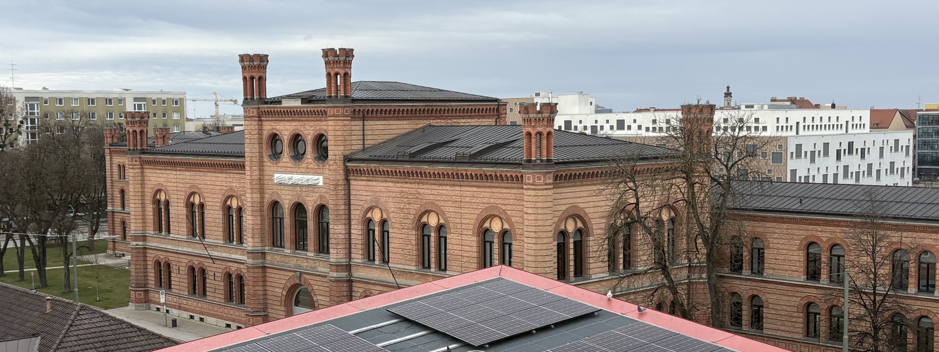 Photovoltaikanlage auf dem Roten Würfel der Hochschule München mit Blick auf das Design-Gebäude