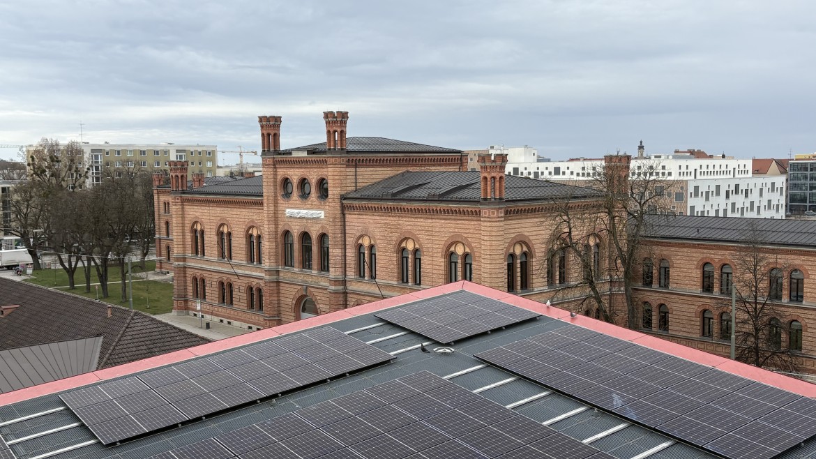 Photovoltaikanlage auf dem Roten Würfel der Hochschule München mit Blick auf das Design-Gebäude