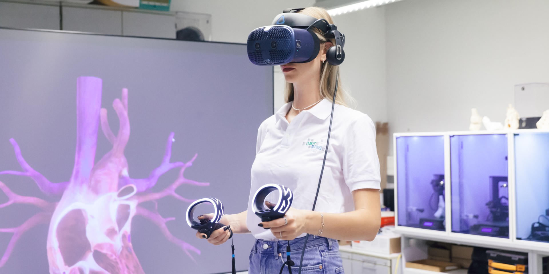 Studierende mit VR Brille