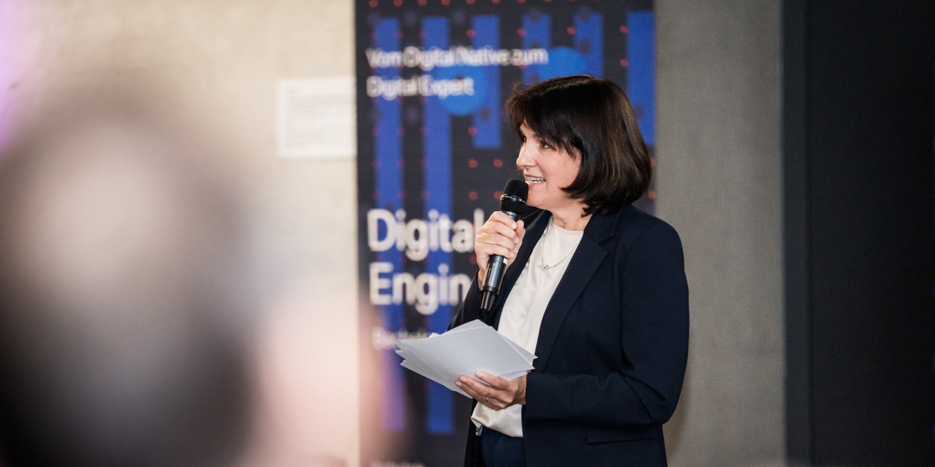 Gudrun Socher spricht auf der Jubiläumsfeier von MUC.DAI