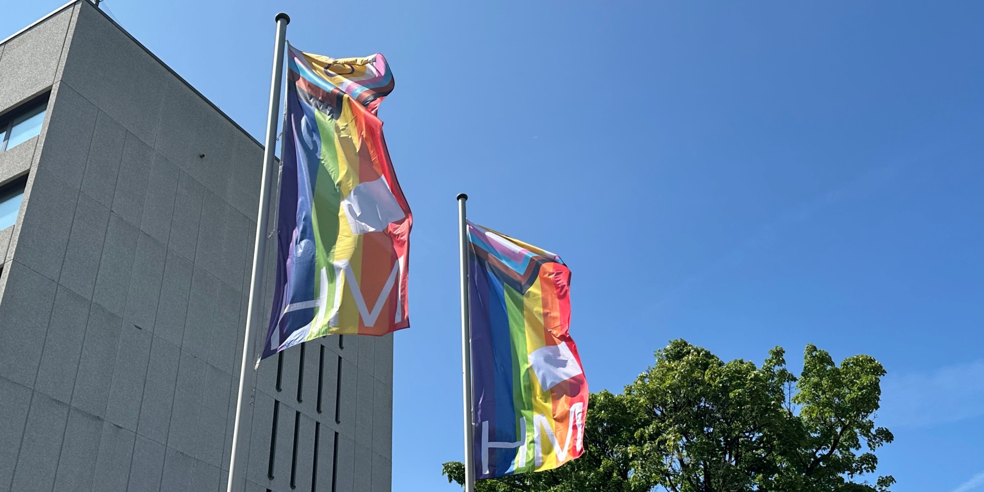 Pride Flags vor der HM