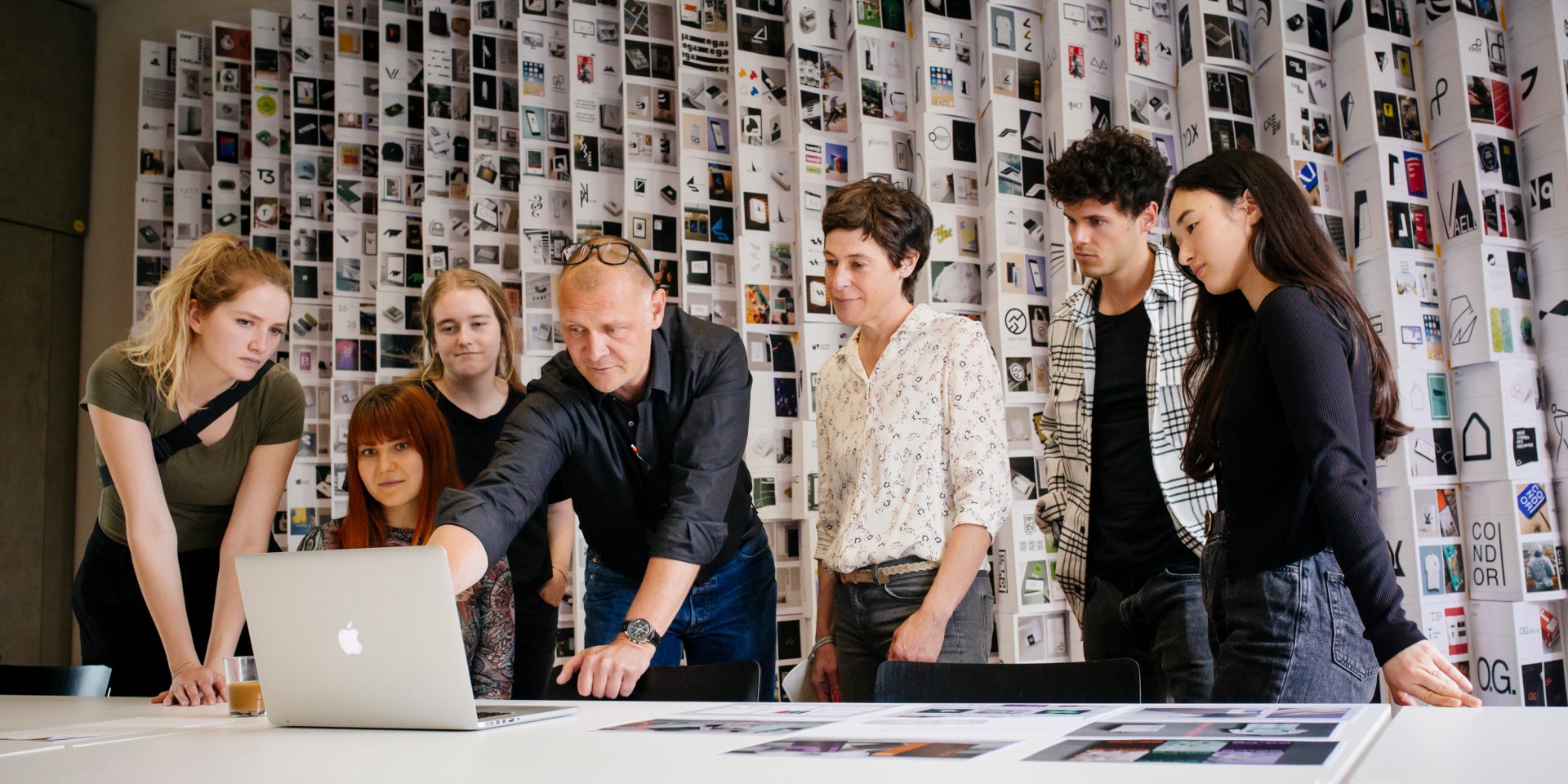 Studierende vor Laptop