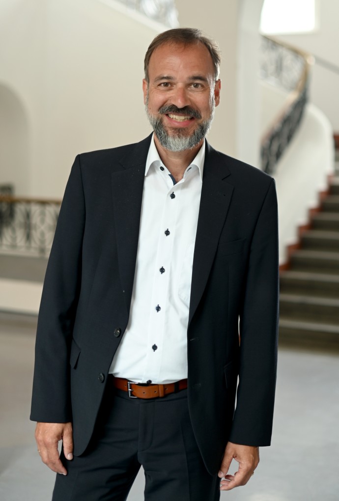 Prof. Dr. Stefan Pohlmann im Gebäude der Hochschule München auf dem Campus Pasing