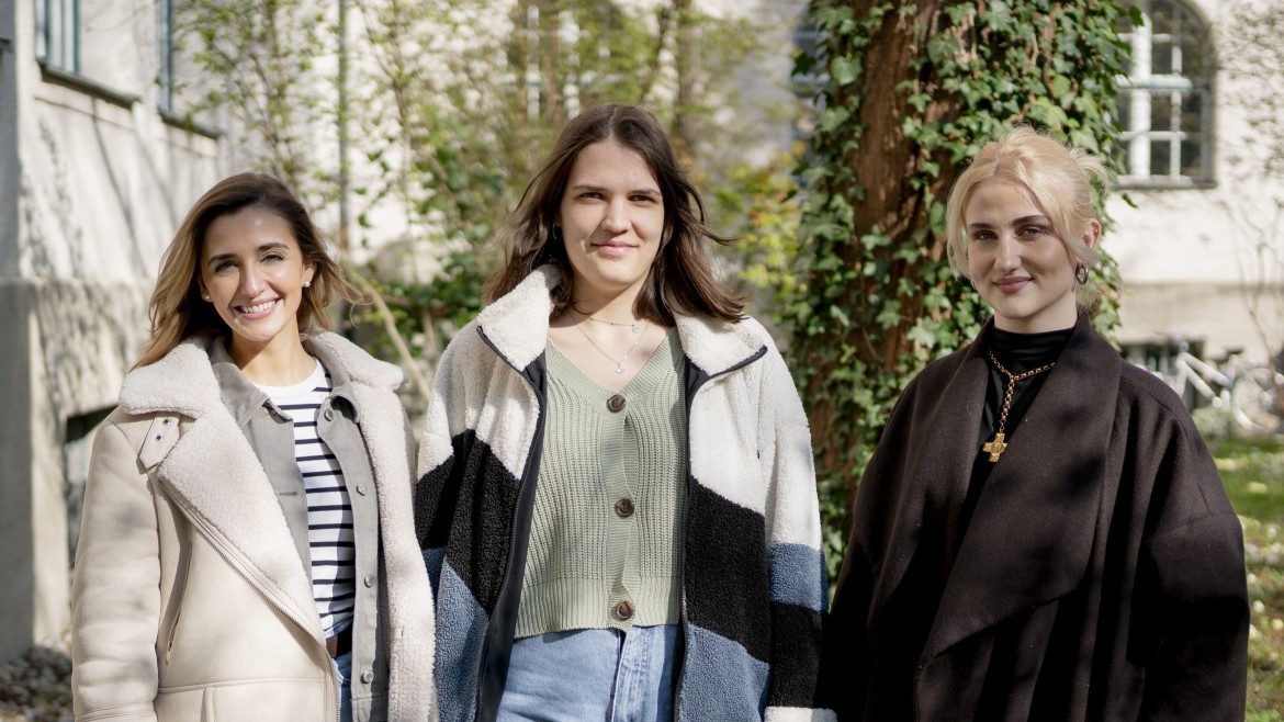 Projektleiterin und wissenschaftliche Mitarbeiterin Leila Wanner (l.) mit den HM-Studentinnen der Pflegewissenschaft Sarah Pirks und Elisa Streng 