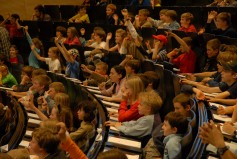 Bei den Vorlesungen zeigen die Kinder großes Engagement