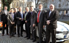 Schlüsselübergabe des neuen Fahrzeugs