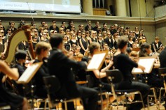 007 lässt grüßen: Der Chor beim Stück aus dem Film „James Bond“ (Foto: Nicolai Schneider)