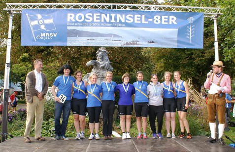 Der Damenachter des Zentralen Hochschulsports (ZHS) mit Franziska Walter (3. v. l.)