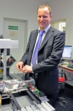 Prof. Dr. Peter Leibl mit verschiedenen entwickelten Demonstratoren