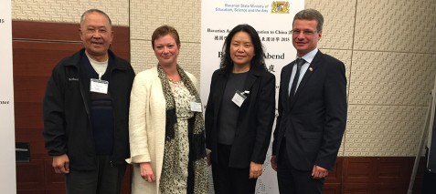 Christiane Fritze trifft Zhengyou Xiong, Absolvent der HM (v. l. Zhengyou Xiong, Christiane Fritze, Patentanwältin Yonghong Shi, Bernd Sibler)