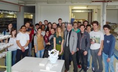 Die Gruppe der Teilnehmenden bei einem Besuch in der Königlichen Porzellanmanufaktur