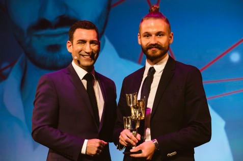 Der 27-jährige Maciej Kuczynski (rechts) erhält als bester Absolvent der Hochschule München den Kulturpreis Bayern 2016. Den Preis überreichte Journalist und Moderator Till Nassif (links) (Quelle: Manuela Steinemann/Bayernwerk AG)