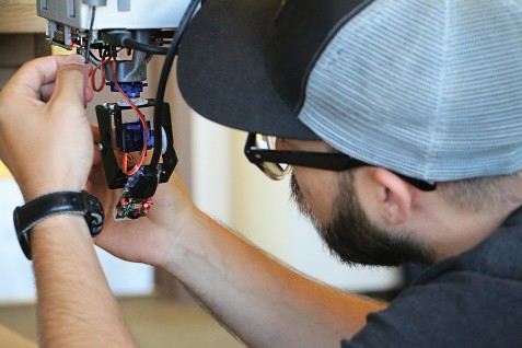 Mit Fingerspitzengefühl wird die Railcam zusammengesetzt und in Betrieb genommen (Foto: Dennis Steers / Cal Poly College of Engineering)