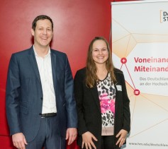 Stefan Reichert von iwis mit Stipendiatin Melanie Jeni (Foto: Julia Bergmeister)