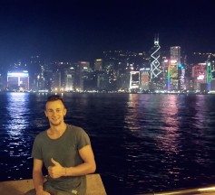 Dennis Schmidt grüßt aus dem Auslandssemester aus dem Victoria Harbour in Hong Kong (Foto: Julia Bergmeister) Dennis Schmidt grüßt aus dem Auslandssemester aus dem Victoria Harbour in Hong Kong (Foto: Julia Bergmeister)