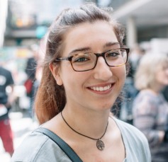 Luisa interessiert sich für den Studiengang Design (Foto: Fabian Sommer)