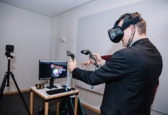 Eintauchen in virtuelle Welten mit den neuen VR-Brillen (Foto: Fabian Sommer)