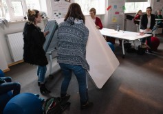 Mit wenigen Handgriffen wird der beschreibbare Tisch zur Tafel (Foto: Fabian Sommer)