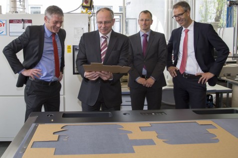 BU: Begutachten den ersten Ausschnitt: Angerhöfer, Wolfrum, Motsch, Stumpp (v. l. n. r.) (Foto: Sandra Solveig Sommerkamp)