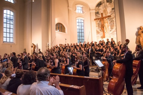 Das Publikum war begeistert: Chor und Orchester zeigten vollen Einsatz (Foto: Allesandro Bongiorno)