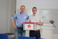Stolz präsentieren Prof. Brehm und Prof. Günzel ihre Raspberry Pis aus dem Learning Lab (Foto: Stanislava Kirschner) Stolz präsentieren Prof. Brehm und Prof. Günzel ihre Raspberry Pis aus dem Learning Lab (Foto: Stanislava Kirschner)